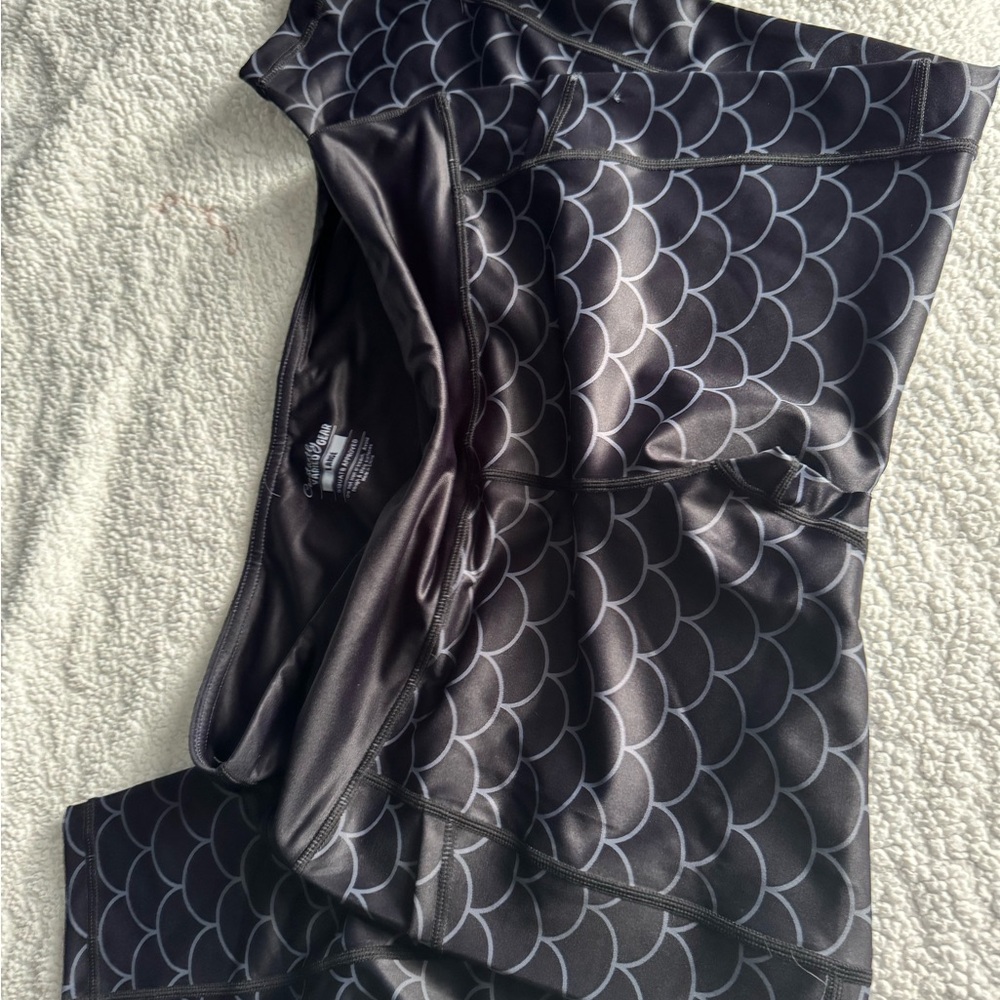 CVG Black and purple mermaid Scale Patterned Leggings L capri